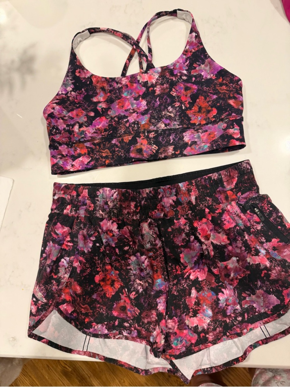 Lululemon Flouro Multishort 4”, size 12. Matching bra for sale - Picture 3 of 3